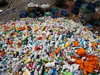 Malaysia cấm nhập rác thải nhựa không thể tái chế