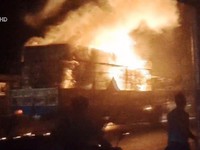 Bình Thuận: Xe tải bốc cháy ngùn ngụt khi đang chạy