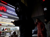 Vụ bắt giữ lãnh đạo cấp cao nhất của Huawei gây chấn động thị trường toàn cầu