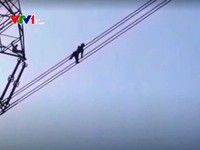 Ấn Độ: Cứu thoát người đàn ông đi trên dây điện để tự tử