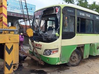Phú Yên: Lật xe bus, 3 người bị thương