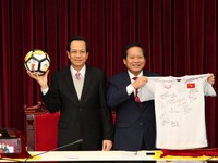 Thủ tướng tặng quả bóng và áo cầu thủ U23 đấu giá ủng hộ người nghèo
