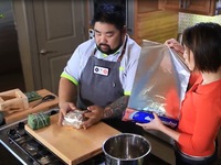 Vua đầu bếp Mỹ Christine Hà thử sức gói bánh chưng