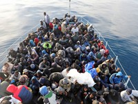 Libya giải cứu hàng trăm người di cư trên biển