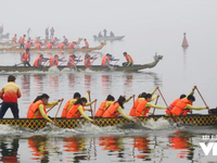 Sôi động lễ hội đua thuyền rồng tại hồ Tây bất chấp thời tiết sương mù