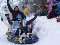 Thú vị cuộc thi những chiếc xe trượt tuyết kỳ lạ tại Nga
