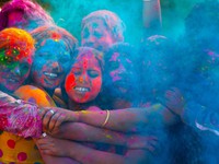 Tưng bừng lễ hội ném bột màu Holi ở Ấn Độ