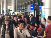 TP.HCM: Sân bay chật kín người đón kiều bào