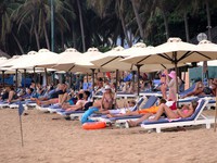 Bãi biển Nha Trang bị lấn chiếm, thu hẹp đến ngột ngạt