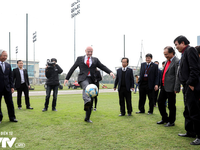 Chủ tịch FIFA Gianni Infantino trổ tài tâng bóng trên sân cỏ Việt