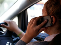 Pháp siết chặt quy định cấm sử dụng điện thoại di động đối với lái xe