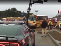 Mỹ: Xe bus chở học sinh va chạm xe minivan