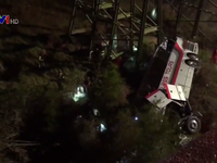 Xe bus chở 45 người mất lái, rơi xuống khe núi ở Mỹ