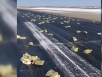 Hàng tấn vàng rơi từ máy bay xuống đường băng ở Nga