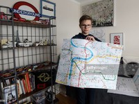 Cậu bé tự kỷ tái hiện hệ thống tàu điện ngầm trên bản vẽ