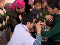 Thầy thuốc trẻ khám, phát thuốc miễn phí cho người dân Điện Biên
