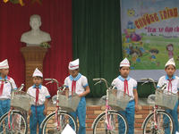 Trao tặng xe đạp cho học sinh nghèo Hà Tĩnh