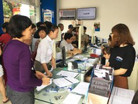 Hà Nội: Người dân đổ xô đi bổ sung thông tin thuê bao ngày cuối tuần