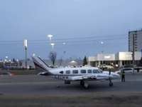 Canada: Máy bay hạ cánh khẩn cấp giữa phố