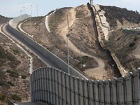 Mỹ căng mình ngăn làn sóng nhập cư tại điểm nóng biên giới với Mexico
