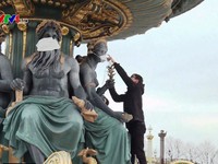 Kêu gọi bảo vệ môi trường, Pháp đeo khẩu trang cho… các bức tượng