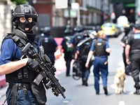 Anh tăng cường cảnh sát đối phó với nạn bạo lực tại London