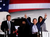 Tổng thống Mỹ đích thân đón 3 công dân được Triều Tiên thả tự do