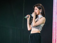 Suzy bật khóc khi họp mặt fan ở Đài Loan