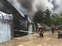 Cháy lớn tại Bình Định thiêu rụi nhiều dãy nhà xưởng