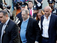 Harvey Weinstein bị buộc tội quấy rối, tấn công tình dục