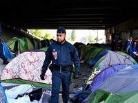 Pháp giải tỏa khu trại tạm cho người tị nạn lớn nhất thủ đô Paris
