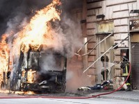 Italy: Xe bus chở khách bốc cháy và phát nổ tại trung tâm thủ đô