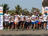 Hơn 100.000 người chạy bộ khắp thế giới gây quỹ nghiên cứu về tủy sống