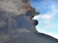 Núi lửa hoạt động nhiều nhất của Indonesia 'thức giấc'