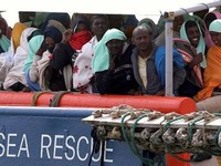 Tây Ban Nha tiếp nhận hơn 600 người di cư mắc kẹt trên Địa Trung Hải