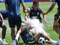 Đồng đội Brazil ném trừng và bột vào Coutinho trên sân tập World Cup 2018