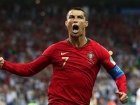 Cú sút phạt mang thương hiệu Ronaldo hạ gục De Gea