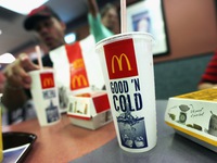 McDonald"s bỏ sử dụng ống hút nhựa để bảo vệ môi trường