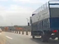Xe tải đâm đổ dải phân cách giữa cầu Thanh Trì