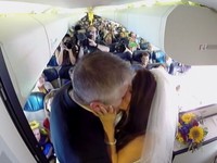 Độc đáo cặp đôi tổ chức đám cưới trên máy bay