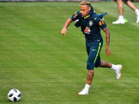 Neymar tập trở lại sẵn sàng cho trận Costa Rica