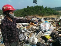 Ô nhiễm trầm trọng, rác tràn ra Quốc lộ ở bãi rác lớn nhất tỉnh Trà Vinh