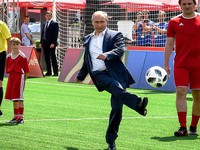Tổng thống Putin đá bóng trên Quảng trường Đỏ