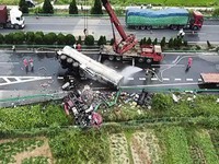 Xe khách đâm trực diện xe tải trên cao tốc Trung Quốc