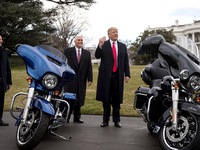 Tổng thống Trump gửi thông điệp cảnh cáo Harley Davidson
