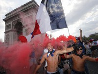 ẢNH: Người dân Pháp đổ ra đường ăn mừng chức vô địch World Cup 2018