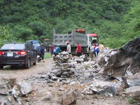 Nghệ An: Mưa lớn gây sạt lở đất đá, Quốc lộ 7 bị ách tắc cục bộ