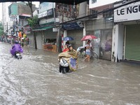 Mưa lớn gây ngập lụt tại nhiều tuyến phố ở Hà Nội