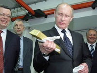 Nga bán tháo trái phiếu Mỹ, chuyển sang mua vàng