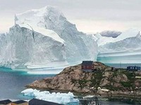 Tảng băng trôi 11 triệu tấn đe dọa ngôi làng ở Greenland